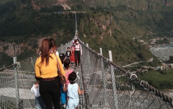 लामो पुलमा बढ्यो आन्तरिक पर्यटकको चहलपहल